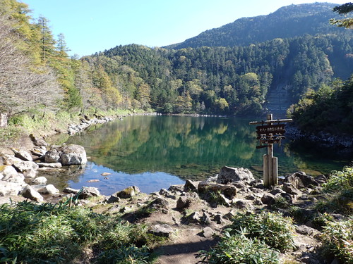 双子池雄池。紅葉はもう少し先です。